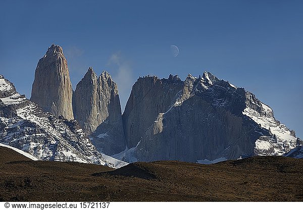 Paine-Massiv mit Torre Central  Torre Monzino und Nido de Condores  über dem Mond  Torres del Paine Nationalpark  Patagonien  Chile  Südamerika