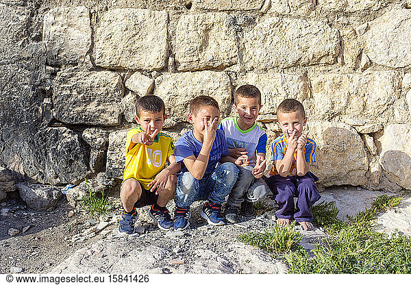 Palästinensische Kinder machen das Friedens- oder Siegeszeichen  ad-Dhahiriya  Palästina