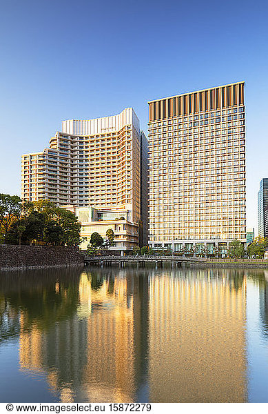 Palace Hotel und Graben des Kaiserpalastes  Tokio  Honshu  Japan  Asien