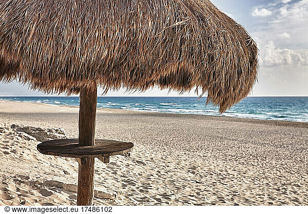 Palapa-Strohsonnenschirm am Strand von Cancun
