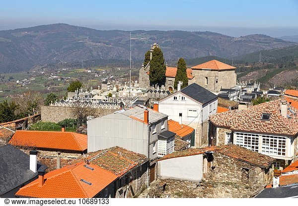Palast Schloß Schlösser über Dorf Ansicht Galicien Spanien