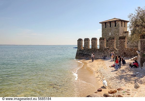 Palast Schloß Schlösser Strand See Italien Lombardei Sirmione