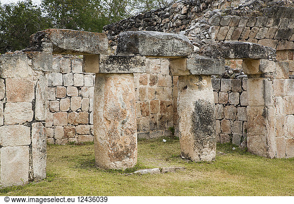 Palast (Teocalli)  archäologische Stätte Kabah  Maya-Ruinen  Puuc-Stil  Yucatan  Mexiko  Nordamerika
