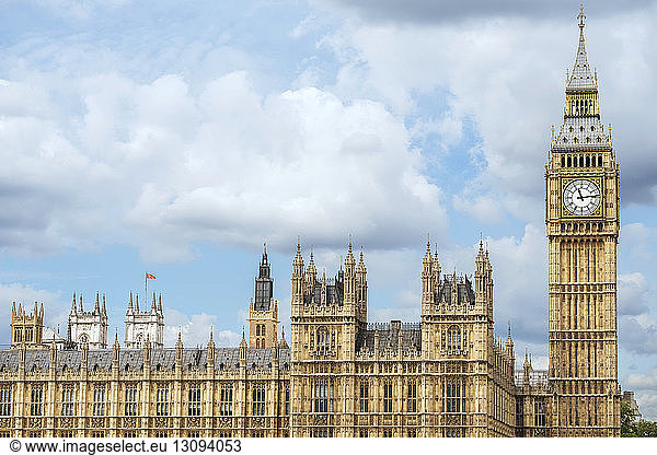 Palast von Westminster und Big Ben gegen den Himmel