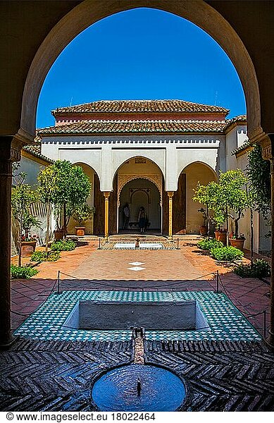 Palastgebaede mit Brunnen  Alcazaba  Malaga  Malaga  Andalusien  Spanien  Europa