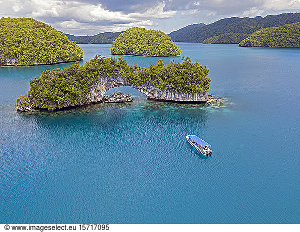 Palau  Luftaufnahme des Ausflugsbootes bei den Rock Islands