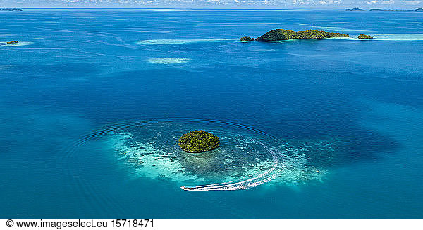 Palau  Luftaufnahme des Ausflugsbootes bei den Rock Islands