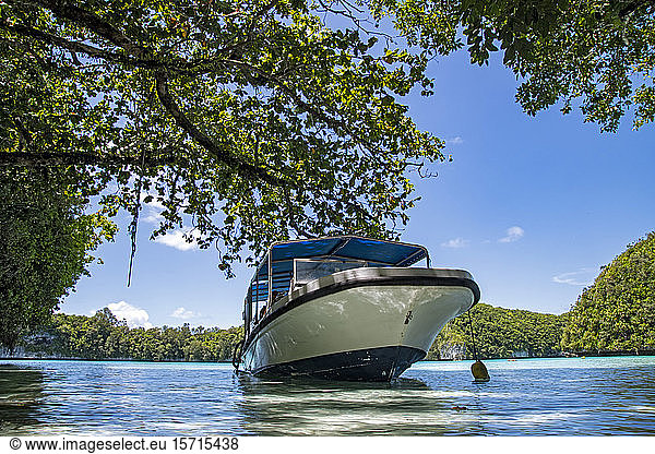 Palau  Rock Island  Motorboot am tropischen Strand vermutet