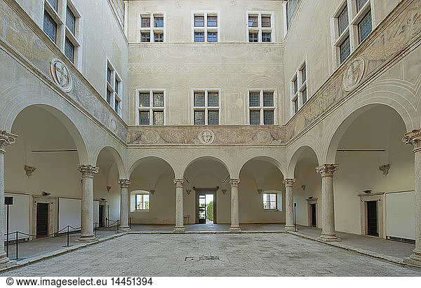 Palazzo Piccolomini-Hof