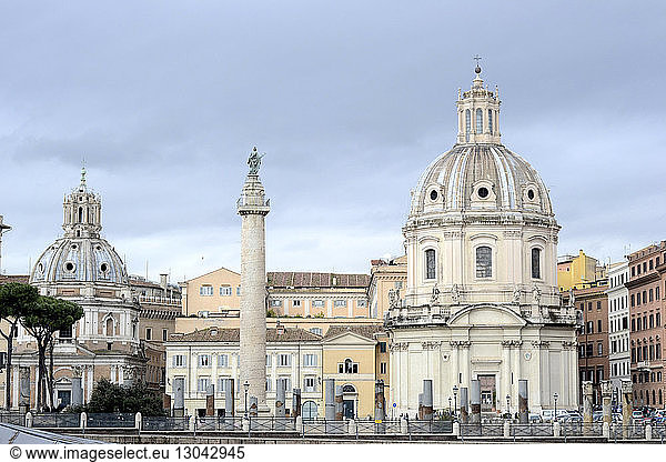 Palazzo Venezia gegen den Himmel in der Stadt