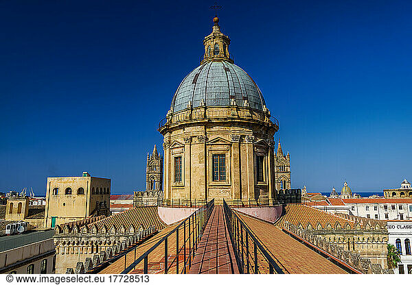 Palermo Cathedral  UNESCO World Heritage Site  church rooftop  narrow catwalk against cloudless blue sky  Palermo  Sicily  Italy  Mediterranean  Europe