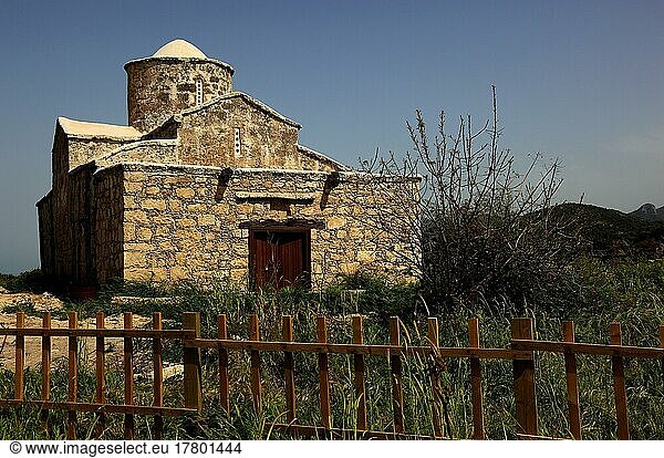 Panagia Pergaminiotissa church  kleine Kirche an der Küstenstrasse im Norden Richtung Karpas Halbinsel  Nordzypern