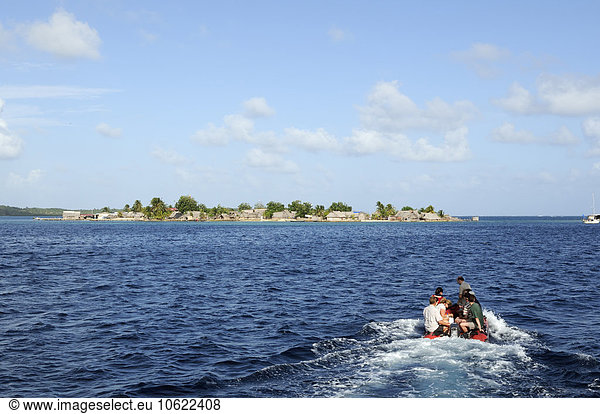 Panama  San Blas Islands  Nalunega Islands  tourists on rubber boat