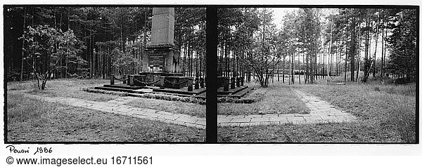 Paneriai – Ponary (Vilnius district  Lithuania; under German occupation 1941–44 execution site of 70.000 to 100.000 people  mostly Jews; storage pits for oil tanks in the forest were used as mass graves). Monument. Photo  diptych  1996. From the series:
“Mordfelder. Orte der Vernichtung im Krieg gegen die Sowjetunion .