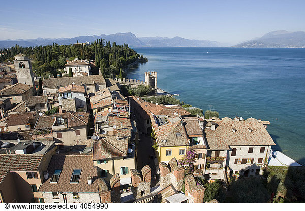 Panorama über die Altstadt von Sirmione mit der Kirche Santa Maria Maggiore,  Richtung Norden,  hinten der Gardasee,  Lago di Garda,  Lombardei,  Italien,  Europa