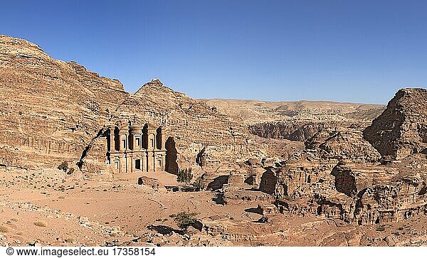 Panorama  Ad Deir Kloster auf Hochplateau  Wadi Araba  hinten Wadi Mousa  Petra  antike Hauptstadt der Nabatäer  UNESCO Weltkulturerbe  Königreich Jordanien