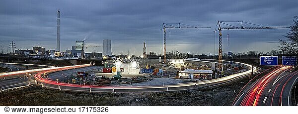 Panorama Autobahnkreuz A 43 mit A 42 mit Kraftwerk Herne und Baustelle am Abend  Herne  Ruhrgebiet  Nordrhein-Westfalen  Deutschland  Europa