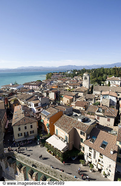 Panorama über die Altstadt von Sirmione mit der Kirche Santa Maria Maggiore Richtung Norden hinten der Gardasee Lago di Garda Lombardei Italien Europa