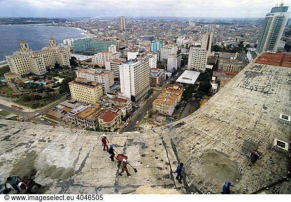 Panorama-Blick vom Restaurant Le Torre  Hochhäuser in Vedado  Hotel Nacional  Bauarbeiter bei der Dach-Sanierung  Vedado  Havanna  Kuba  Karibik