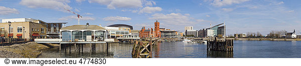 Panorama der Bucht von Cardiff mit Mermaid Quay und Pierhead Building  innerer Hafen  Cardiff  Caerdydd  South Glamorgan  Wales  Großbritannien  Europa