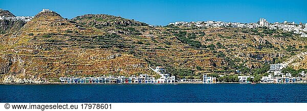 Panorama der Dörfer Klima und Plaka mit weiß getünchten traditionellen Häusern  orthodoxer Kirche und Windmühlen auf der Insel Milos  Griechenland  Europa