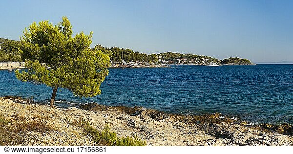 Panorama der dalmatinischen Küste  Insel Hvar  Kroatien. Dies ist ein Panorama der dalmatinischen Küste auf der Insel Hvar.
