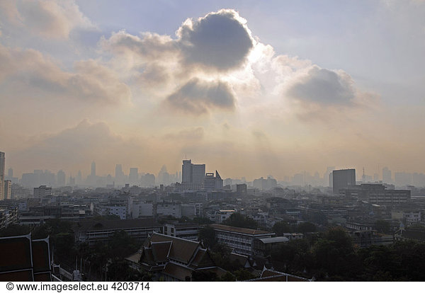 Panorama der dunstigen Stadt vom Golden Mount  Bangkok  Thailand  Asien