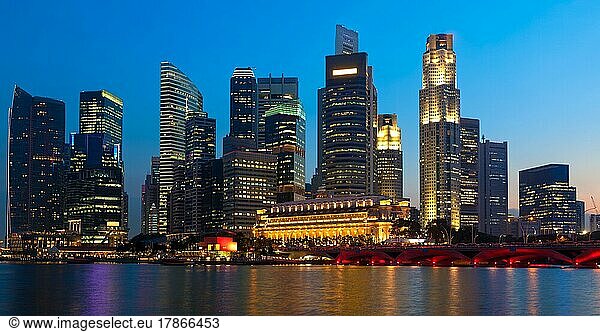Panorama der Innenstadt von Singapur bei Abendhimmel