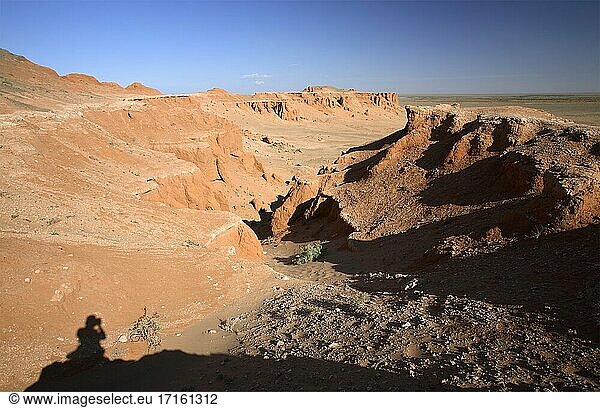 Panorama der roten Erde der flammenden Klippen von Bayanzag  auch bekannt als Dinosaurierfriedhof  Wüste Gobi  Mongolei.