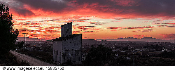 Panorama der schönen Landschaft Spaniens bei Sonnenuntergang