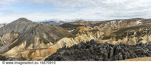 Panorama des isländischen Hochlands mit vulkanischem Gestein und moosbewachsenen Hügeln