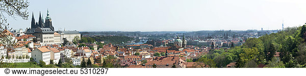 Panorama  Kleinseite  Mala Strana  mit Prager Burg  Hradschin  und Altstadt  Nove Mesto  Prag  Tschechien  Europa