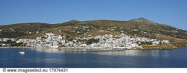 Panorama  Malerischer Hafenort Batsi  Segelboot  Hafen  Häuser am Hang  Hügel im Hintergrund  Himmel wolkenlos und blau  Batsi  Insel Andros  Kykladen  Griechenland  Europa