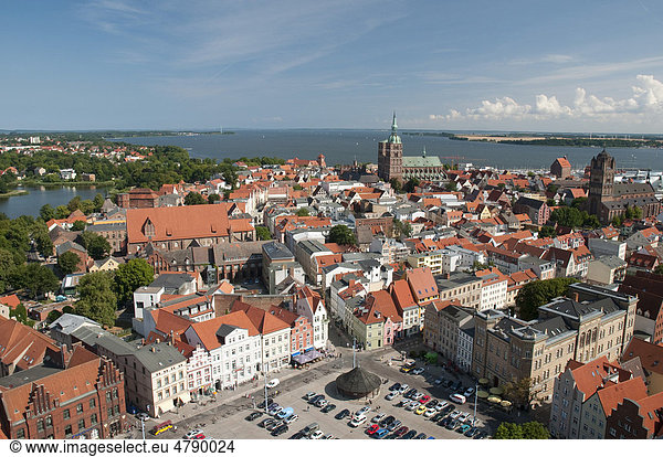 Panorama mit Nikolaikirche und Jakobikirche  Unesco-Weltkulturerbestätte  Stralsund  Mecklenburg-Vorpommern  Deutschland  Europa