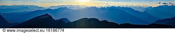 Panoramaaufnahme  Alpenpanorama mit Adamello  Ortler  Ötztaler Alpen  Stubaier Alpen  Zillertaler Alpen  vom Gipfel der Seceda  Dolomiten  Südtirol  Italien  Europa