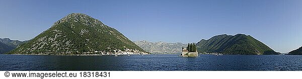 Panoramaaufnahme  Blick von der Insel Maria vom Felsen  Gospa od Skrpjela auf Perast und die Insel Sveti Dorde  Weltnaturerbe und Weltkulturerbe  Bucht von Kotor  Mittelmeer  Adria  Kotor  Montenegro  Europa