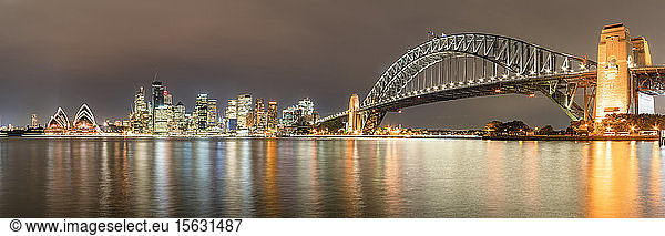 Panoramaaufnahme der beleuchteten Sydney Harbor Bridge über den Fluss bei Sydney  Australien