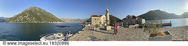 Panoramaaufnahme  Insel Maria vom Felsen  Gospa od Skrpjela  Kirche  Weltnaturerbe und Weltkulturerbe  Bucht von Kotor  Mittelmeer  Adria  Kotor  Montenegro  Europa
