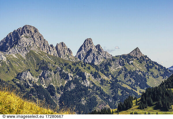 Panoramaaussicht auf die Gipfel der Tannheimer Berge