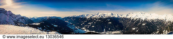 Panoramablick auf Bergketten  Madonna di Campiglio  Trentino-Südtirol  Italien