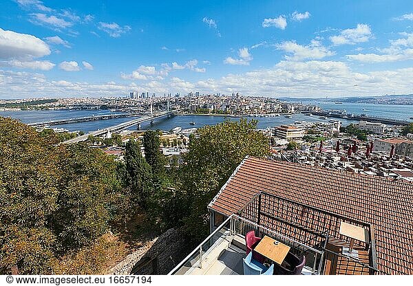 Panoramablick auf das Goldene Horn  die Metro und die Galata-Brücke  Istanbul  Türkei.