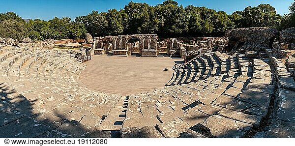 Panoramablick auf das Theater und das Amphitheater in den archäologischen Ruinen von Butrint oder im Butrinto Nationalpark in Albanien