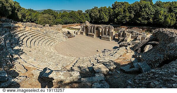 Panoramablick auf das Theater und das Amphitheater in den archäologischen Ruinen von Butrint oder im Butrinto Nationalpark in Albanien