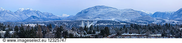 Panoramablick auf das verschneite Kaskadengebirge mit der Stadt Surrey im Vordergrund  Lower Mainland; Surrey  British Columbia  Kanada