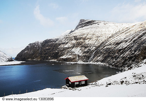 Panoramablick auf den schneebedeckten Berg auf den Färöer-Inseln