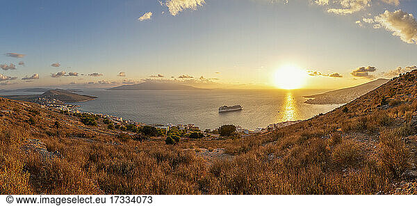 Panoramablick auf den Sonnenuntergang über dem Ionischen Meer von einem Küstenhügel aus