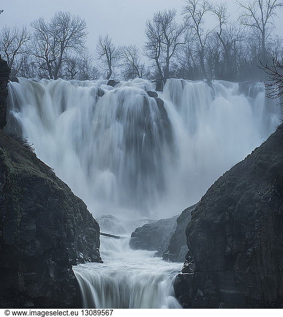 Panoramablick auf den Wasserfall im Silver Falls State Park