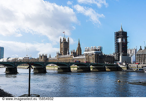 Panoramablick auf den Westminster Palace  der Big Ben wird gerade repariert
