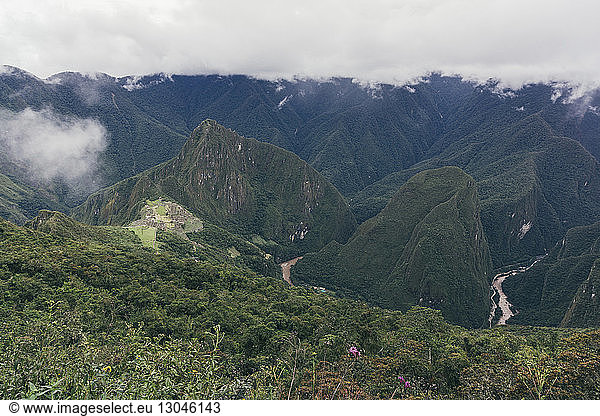 Panoramablick auf die Bergkette bei nebligem Wetter