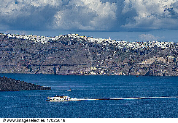 Panoramablick auf die Caldera von Santorin  Santorin  Kykladen  Griechische Inseln  Griechenland  Europa
